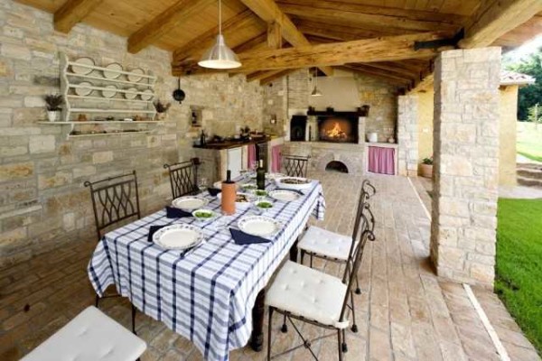 Un exemple d'extension d'une maison avec des piliers en brique