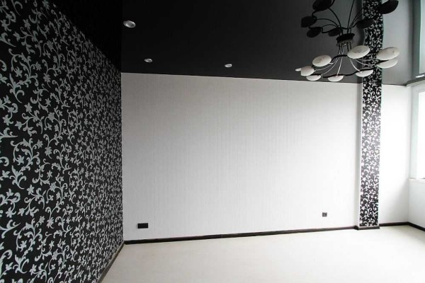 Un mur sombre en face de la fenêtre assombrit toute la pièce