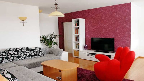 Accent - Le mur bordeaux attire l'attention