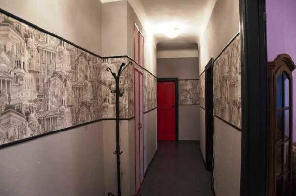 Une bande clairement marquée abaisse légèrement le plafond et écarte les murs