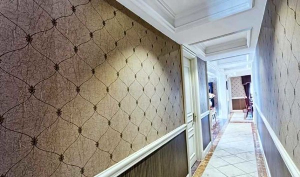 Ci-dessous - papier peint en bambou, dessus - lisse