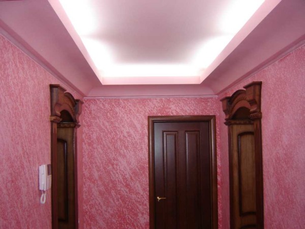 Papier peint liquide dans le couloir