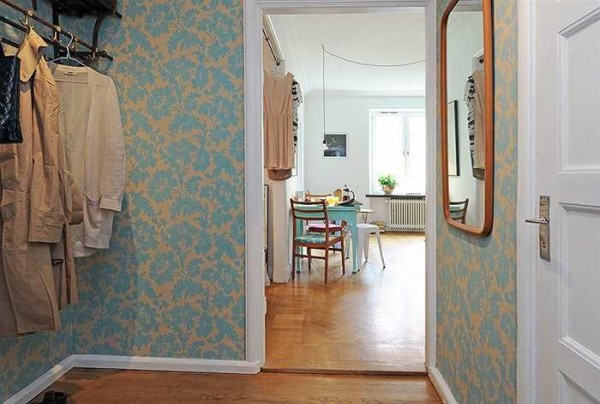 Couloir de style scandinave avec une combinaison de couleurs distinctive