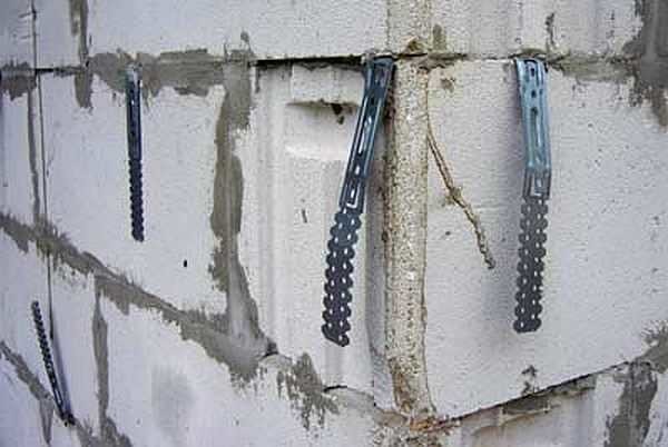 Plaques de montage insérées dans les joints pour la connexion avec la finition en brique du béton cellulaire, mais elles sont galvanisées et après quelques années, la finition en brique peut tomber