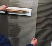 Le treillis de renfort est pressé dans la couche de colle appliquée