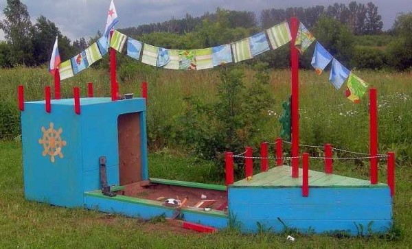 Bateau de bac à sable fait maison