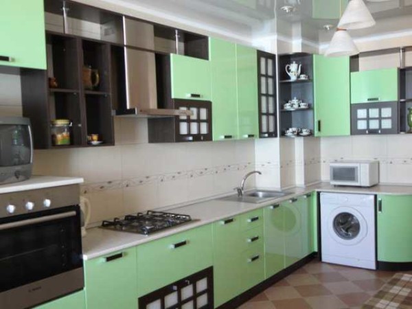 Design inhabituel: alternance de portes et d'éléments décoratifs uniformément colorés