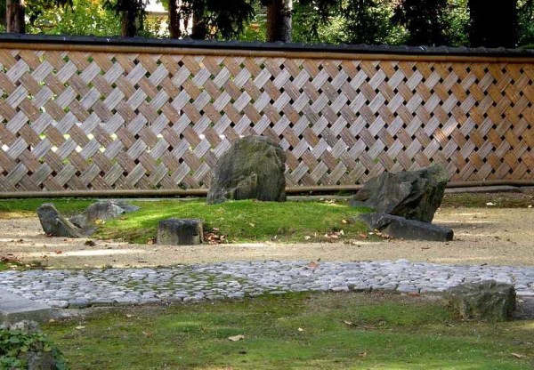 C'est déjà une clôture en osier plus compliquée à réaliser
