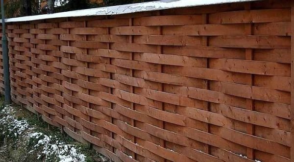 Ceci est une clôture en osier faite de planches