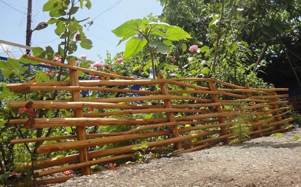 La clôture de clôture à faire soi-même peut être fabriquée à partir de branches épaisses
