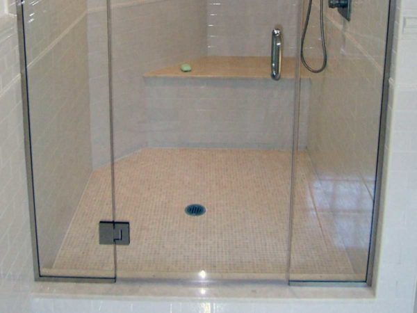 Portes en verre et cloison pour une douche maison
