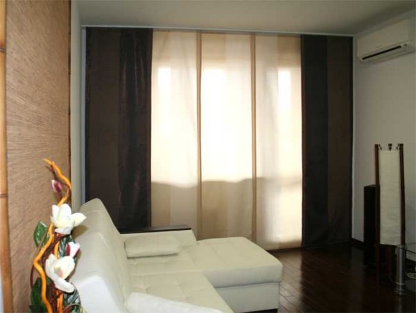 Rideaux japonais solides dans le salon moderne