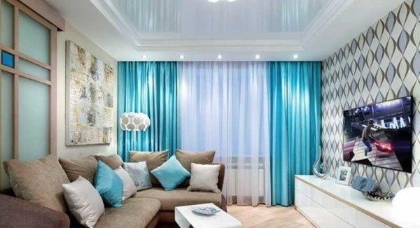 Le tissu brillant met l'accent sur la fenêtre