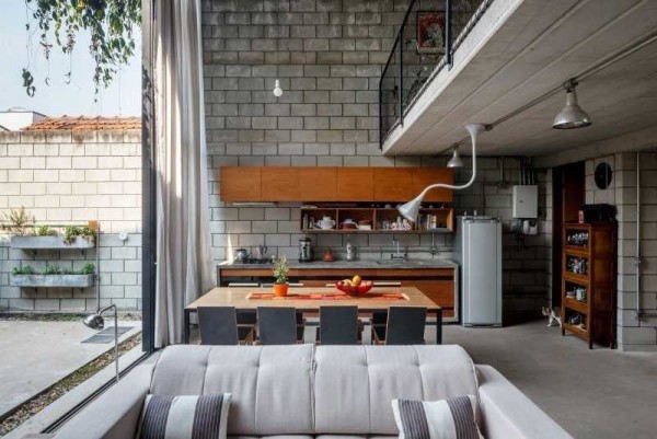 Les luminaires sont simples. Verre lisse ou métal