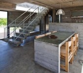 Escalier en béton à l'intérieur du loft