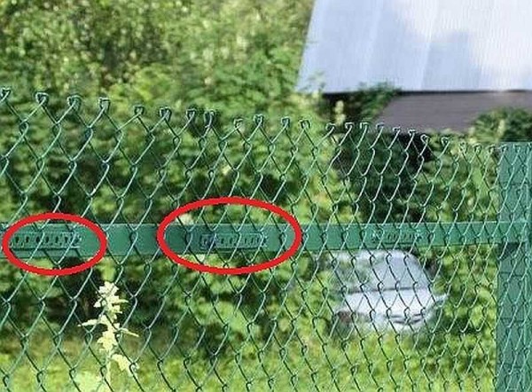 Une autre façon de fixer le maillon de chaîne à des poteaux métalliques