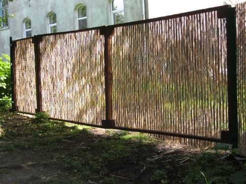 Tissez des roseaux ou de fines brindilles dans le filet