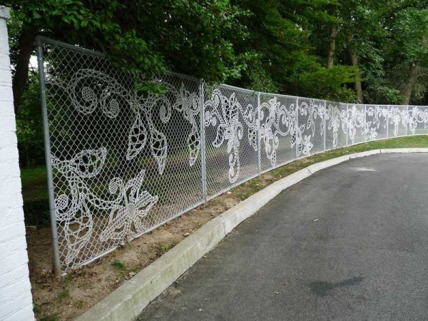 Une clôture décorée en maille à mailles est incroyablement belle