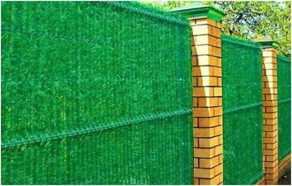 Mur végétal - filet en filet décoré d'aiguilles artificielles