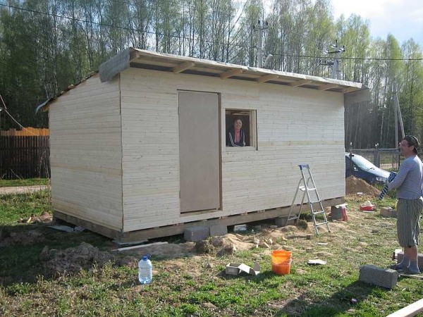 le revêtement extérieur est presque terminé. Les portes ont été achetées sans finition - seul le cadre revêtu de panneaux de fibres de bois