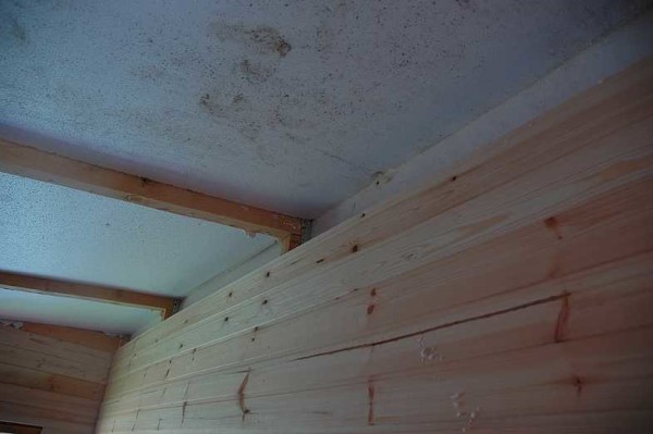 Le joint avec l'isolation du mur a été soutenu