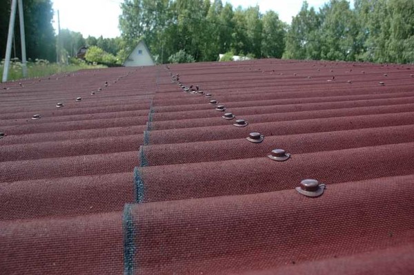 Fixation d'un seul rail sur le toit d'un abri de jardin
