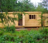 Le changement de maison sur le site est la première (ou la deuxième après les toilettes) structure qui apparaît sur le site