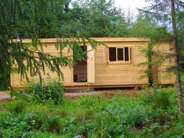 Le changement de maison sur le site est la première (ou la deuxième après les toilettes) structure qui apparaît sur le site