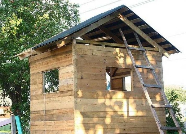 L'installation du matériau de toiture sur le toit de l'orphelinat est terminée