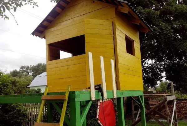 Des garde-corps sont installés sur la véranda de la maison