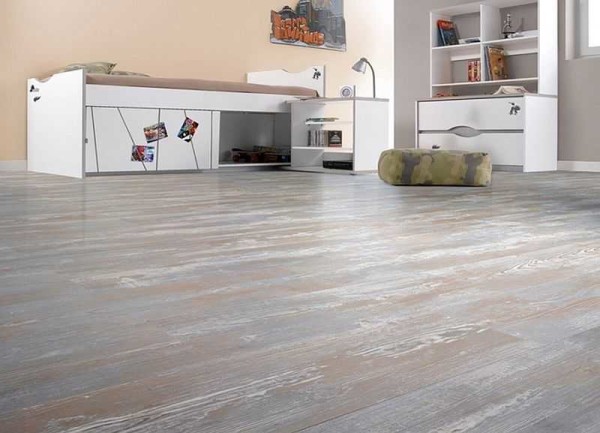 Plancher clair de style loft - bois soigneusement vieilli