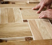 Voici comment le parquet est plié - planche à planche