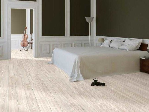 Ceci est un frêne blanchi. Nuance chaude légèrement beige