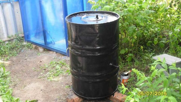 Le baril pour un chauffage plus rapide de l'eau est peint en noir