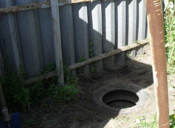 Un pneu a été enterré pour drainer