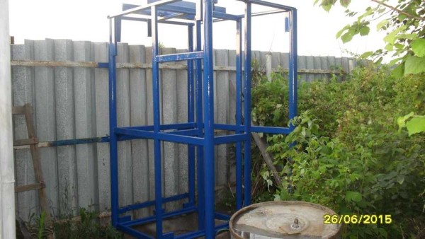 Peint avec de la peinture bleue sur la rouille