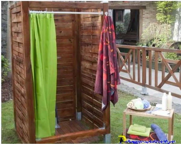 Les murs de cette douche d'été sont réalisés sur le principe d'une clôture en osier