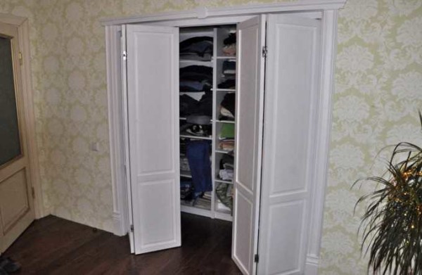 Portes pliantes dans l'armoire encastrée: pratiques et fonctionnelles