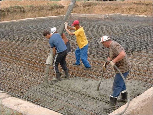 Simultanément à la distribution du béton, il vibre