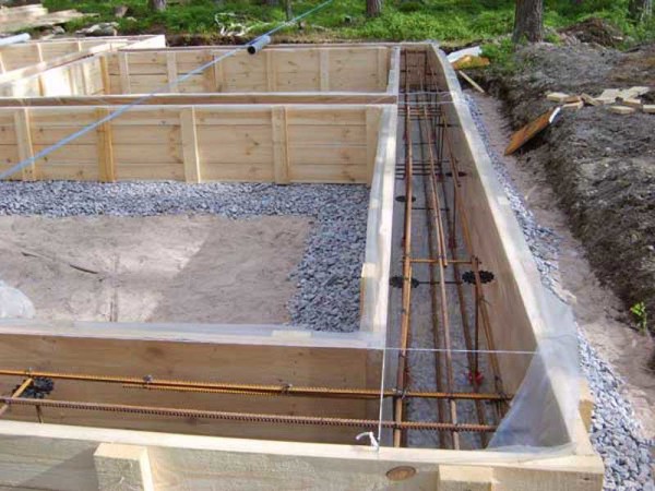 La fondation en bande est prête à couler du béton