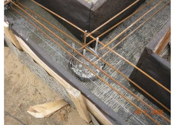 Le pieu est connecté au grillage - c'est la fondation du grillage sur pieux