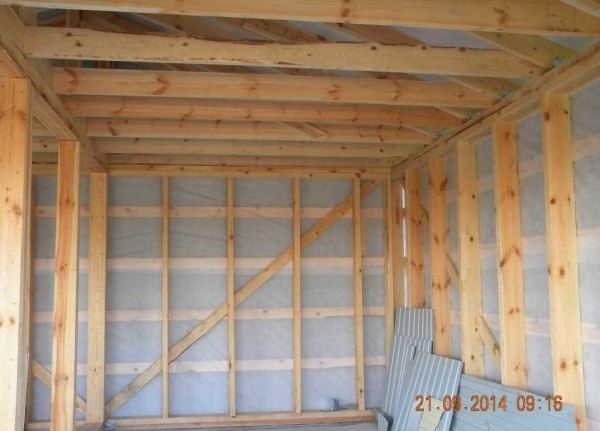 Membrane coupe-vent sur le cadre
