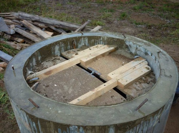 Coffrage amovible pour un puits en béton monolithique
