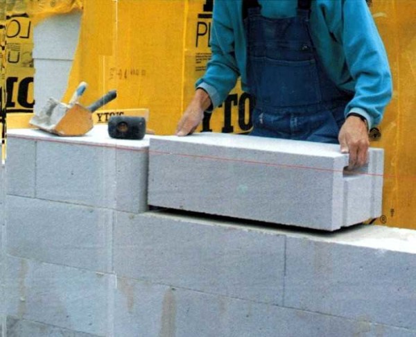 Les blocs sont grands mais peuvent être portés par une seule personne