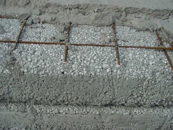 L'un des bétons légers est le béton de polystyrène