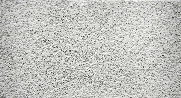 Les bétons cellulaires sont caractérisés par de petits pores et une structure homogène.