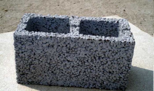 Dans le béton à gros grains, il n'y a pas de sable et les fragments d'agrégats ne sont connectés qu'aux points de contact