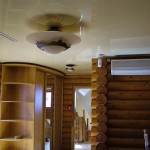 Photo d'un couloir dans une maison en rondins avec un plafond tendu