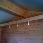 Plafond blanc traditionnel combiné avec des poutres - a fière allure