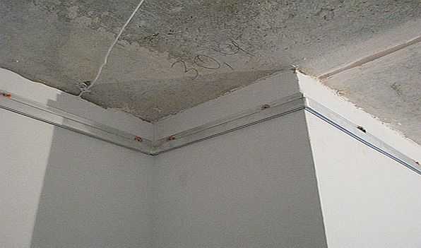 Vous devez fixer la baguette sur des murs plats, en reculant de 4 à 5 cm du plafond principal